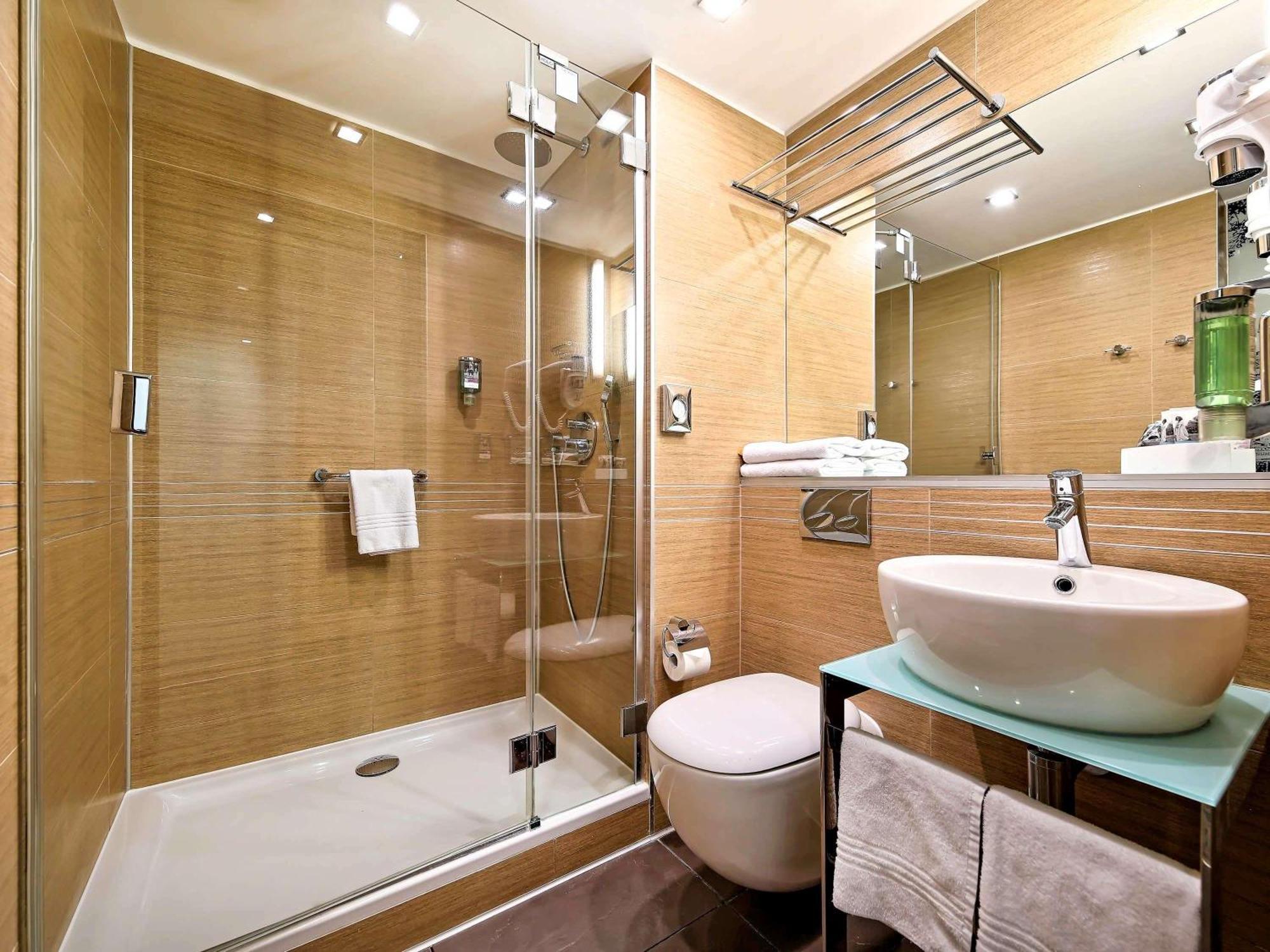 Standard Queen Room with Extra Baby Bed